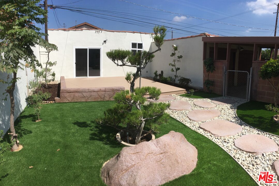 2107 West 84th Place Los Angeles, CA 90047 - Photo 22 of 25 a view of a back yard of the house