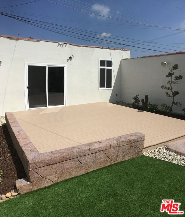 2107 West 84th Place Los Angeles, CA 90047 - Photo 25 of 25 a view of outdoor space and yard