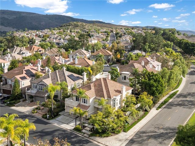 a view of a living room and kitchen