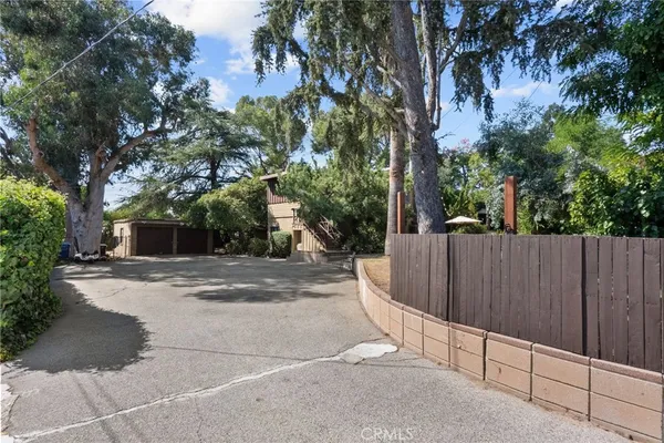 a view of a backyard