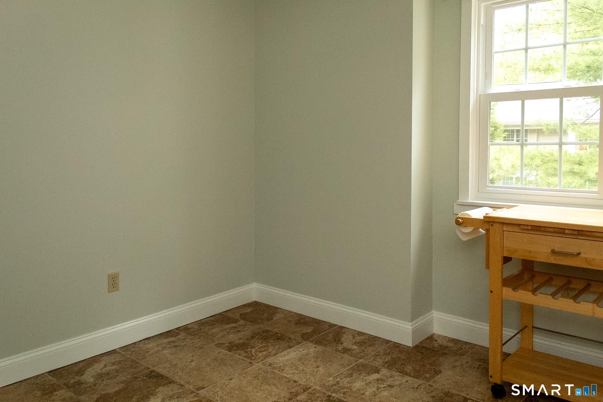 10 Georgetown Drive, Unit J Enfield, CT 06082 - Photo 4 of 15 an empty room with a window