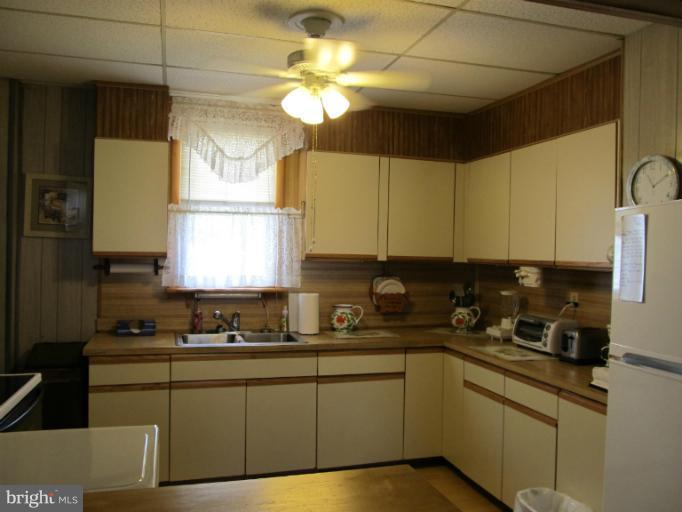 1322 East Riverside Avenue Baltimore, MD 21221 - Photo 10 of 19 Kitchen