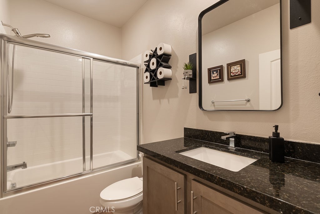 829 South Pine Avenue Rialto, CA 92376 - Photo 36 of 48 Hallbathroom