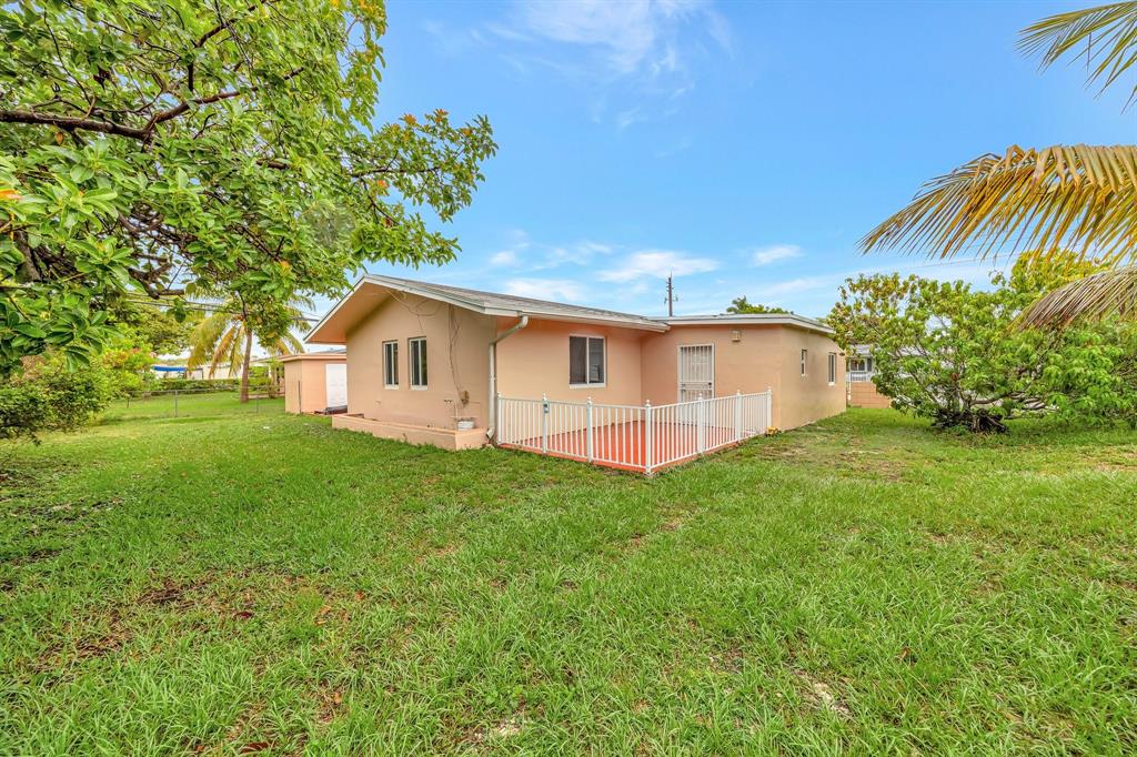 Palmetto Estates Miami, FL 33157 - Photo 44 of 48 a backyard of a house with plants and garden