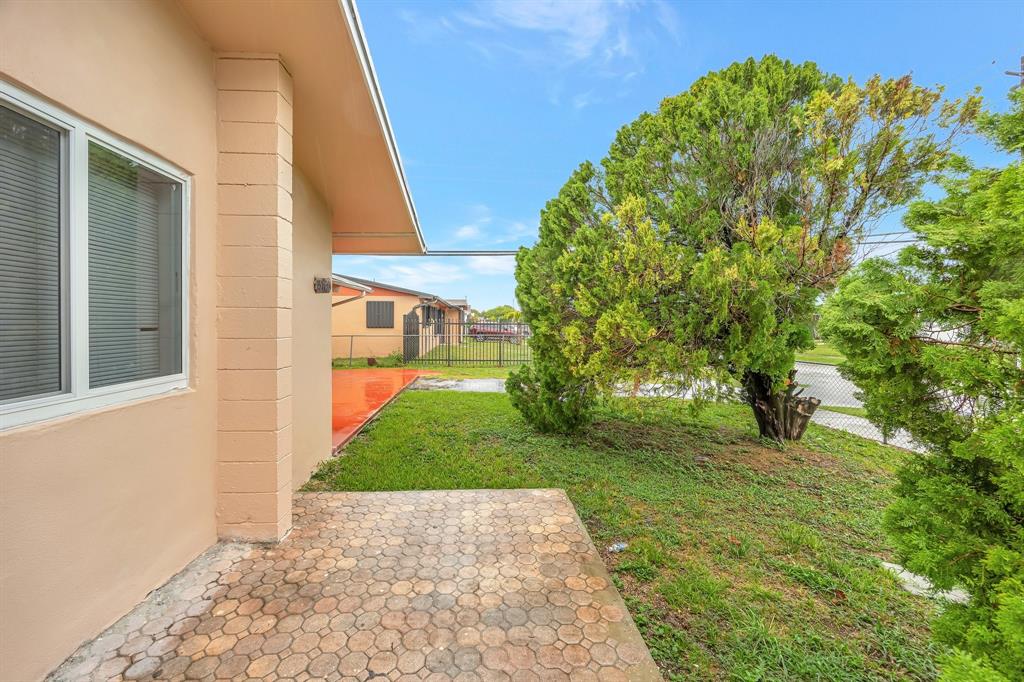 Palmetto Estates Miami, FL 33157 - Photo 46 of 48 a view of backyard with garden