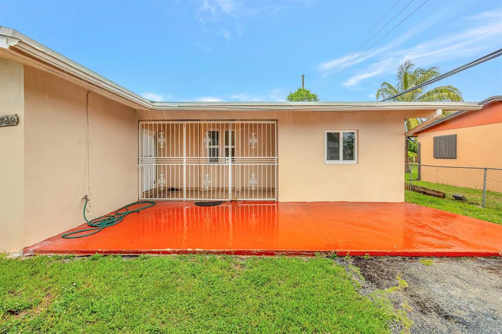 Palmetto Estates Miami, FL 33157 - Photo 47 of 48 a view of a house with pool and yard