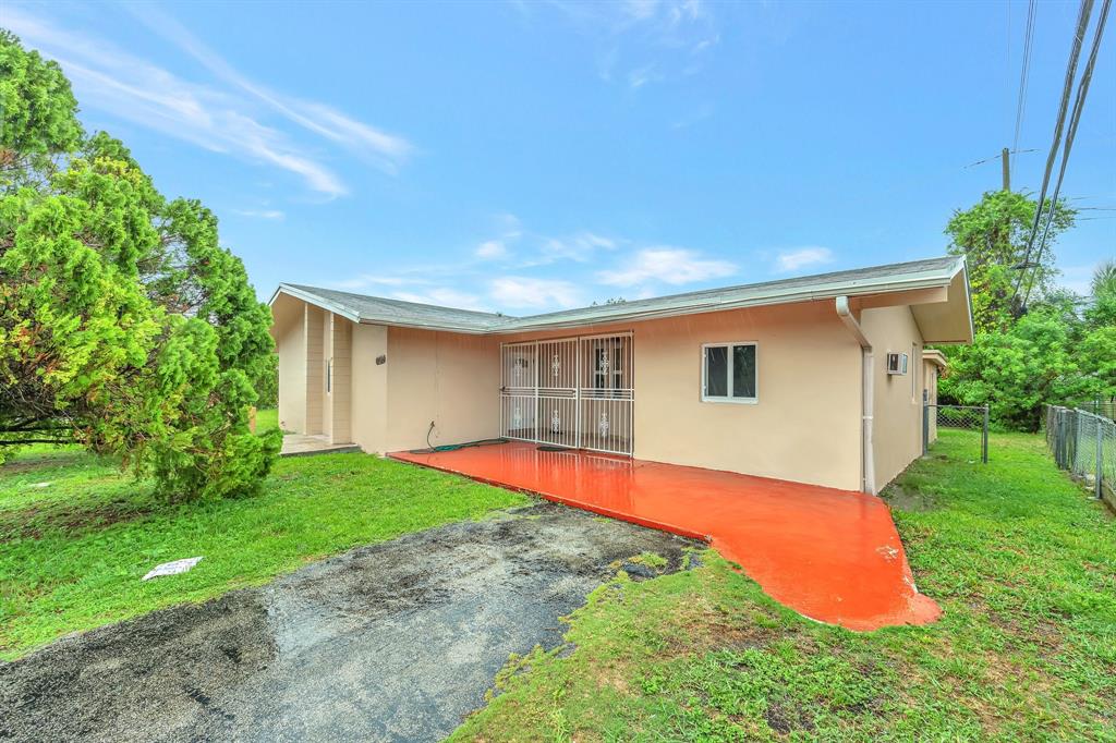 Palmetto Estates Miami, FL 33157 - Photo 48 of 48 a view of back yard of house with green space