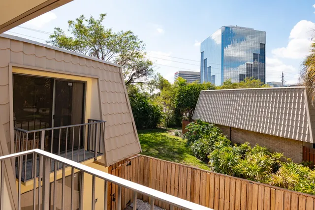 $2,600 | 1700 Embassy Drive, Unit 305, West Palm Beach, FL 33401