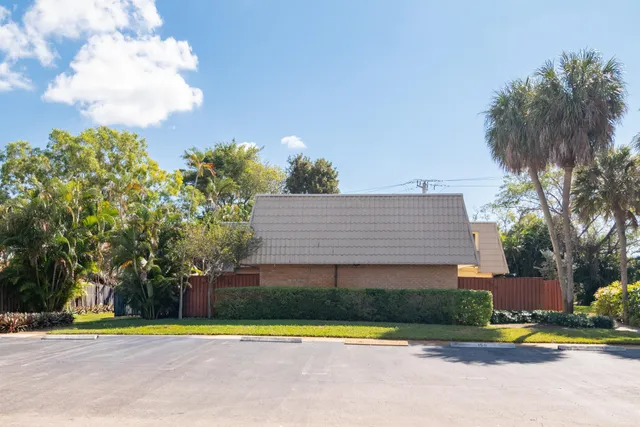 $2,600 | 1700 Embassy Drive, Unit 305, West Palm Beach, FL 33401