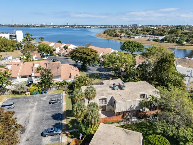 $2,600 | 1700 Embassy Drive, Unit 305, West Palm Beach, FL 33401