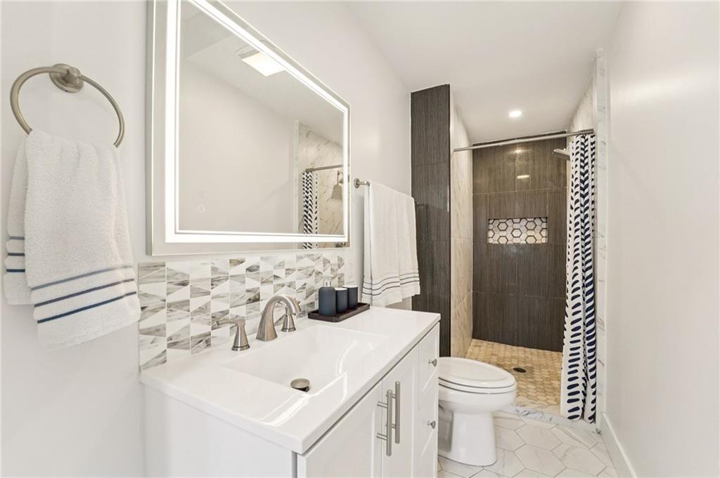317 39th Street Pittsburgh, PA 15224 - Photo 15 of 28 2nd floor ensuite bath