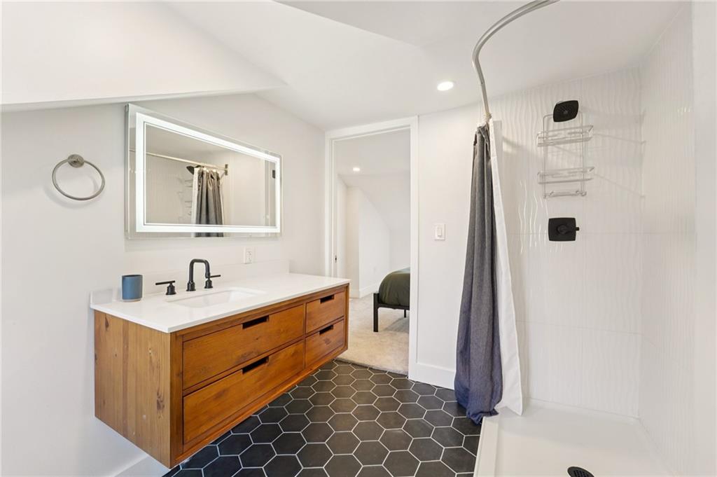 317 39th Street Pittsburgh, PA 15224 - Photo 23 of 28 3rd floor ensuite bath
