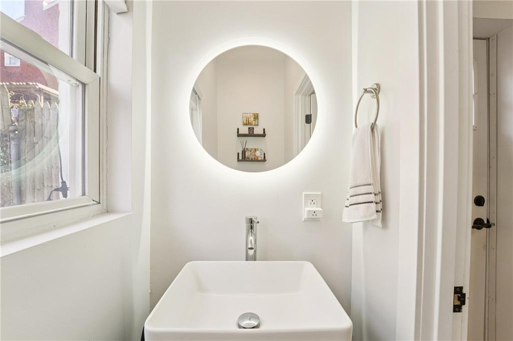 317 39th Street Pittsburgh, PA 15224 - Photo 10 of 28 1st Floor Powder Room