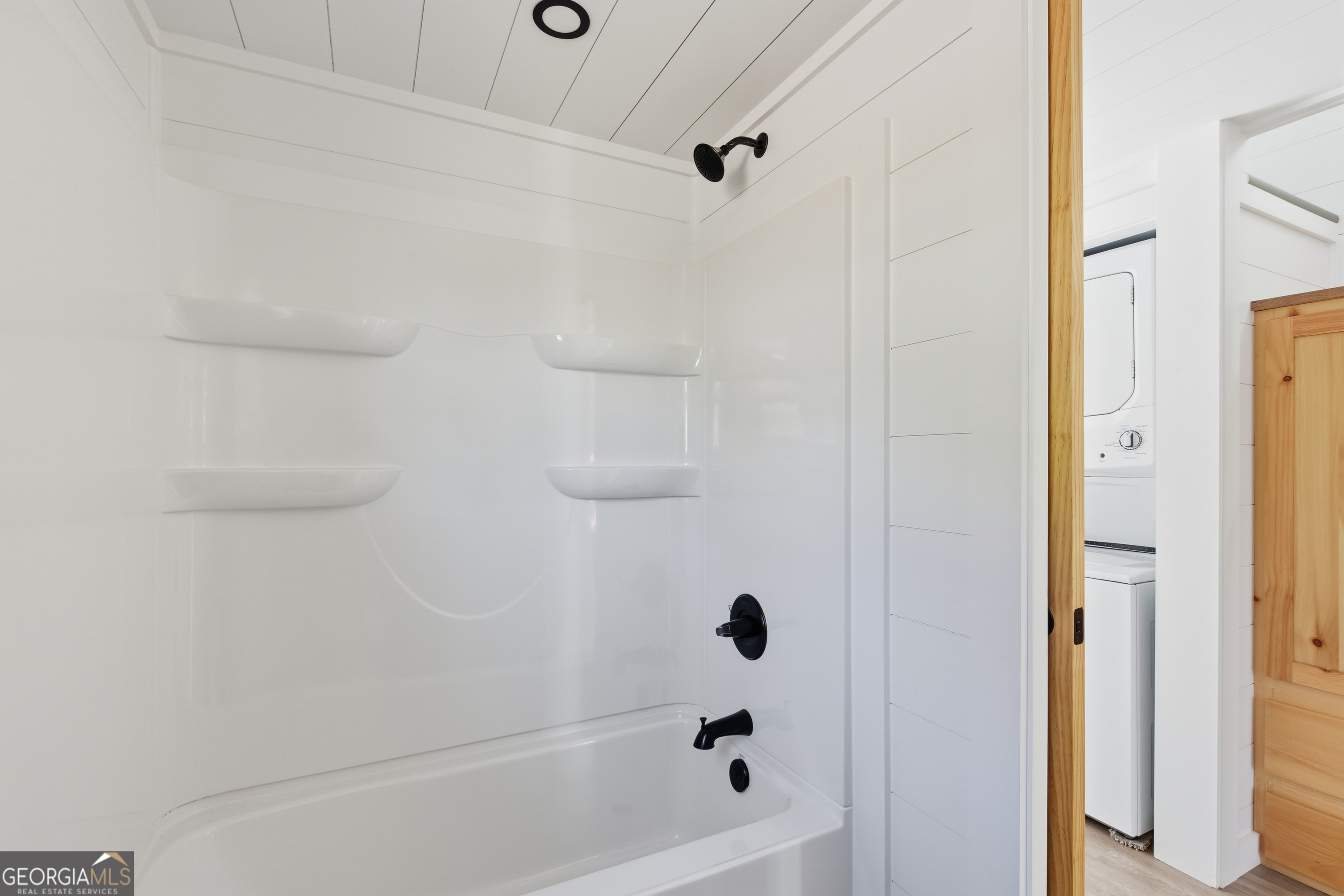527 Saunders Road Franklin, NC 28734 - Photo 15 of 22 a bathroom with a bathtub