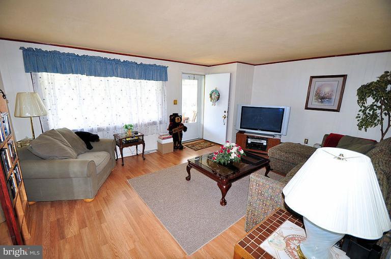 1168 Linden Avenue Halethorpe, MD 21227 - Photo 8 of 17 Living Room