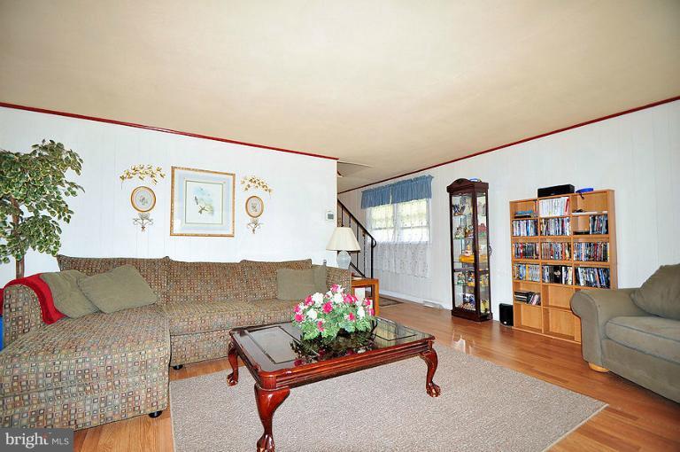 1168 Linden Avenue Halethorpe, MD 21227 - Photo 9 of 17 Living Room