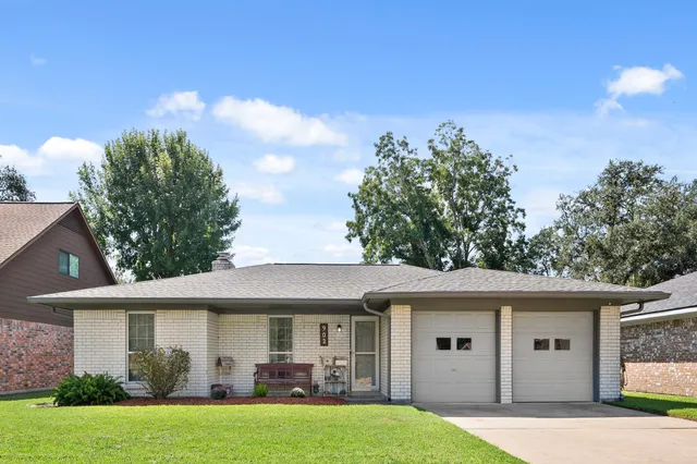 a view of a house with backyard porch and garden