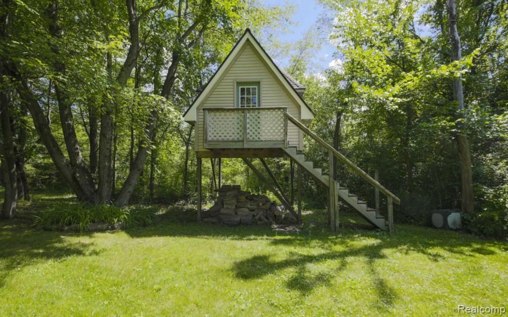 5713 Dutcher Road Howell, MI 48843 - Photo 31 of 33 Deer-hunting blind