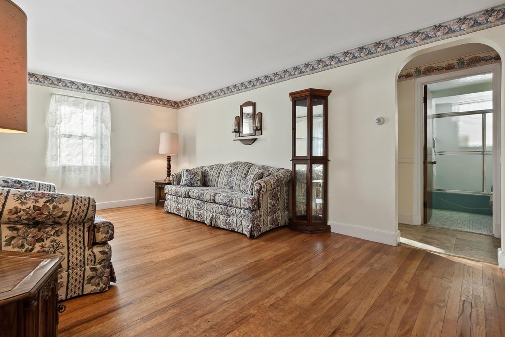 9 Riverside Court Saugus, MA 01906 - Photo 4 of 34 Gallery Image 4