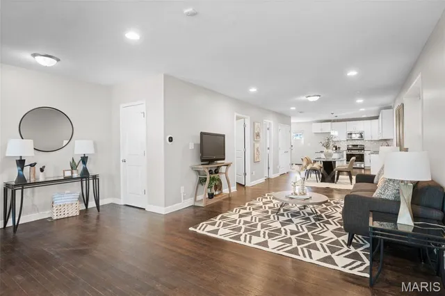 $422,500 | 4810 Arsenal Street, St. Louis, MO 63116
