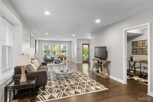 $422,500 | 4810 Arsenal Street, St. Louis, MO 63116