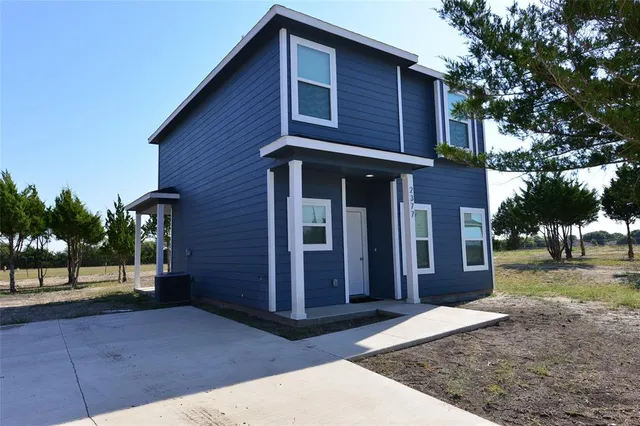 a view of a house with a yard