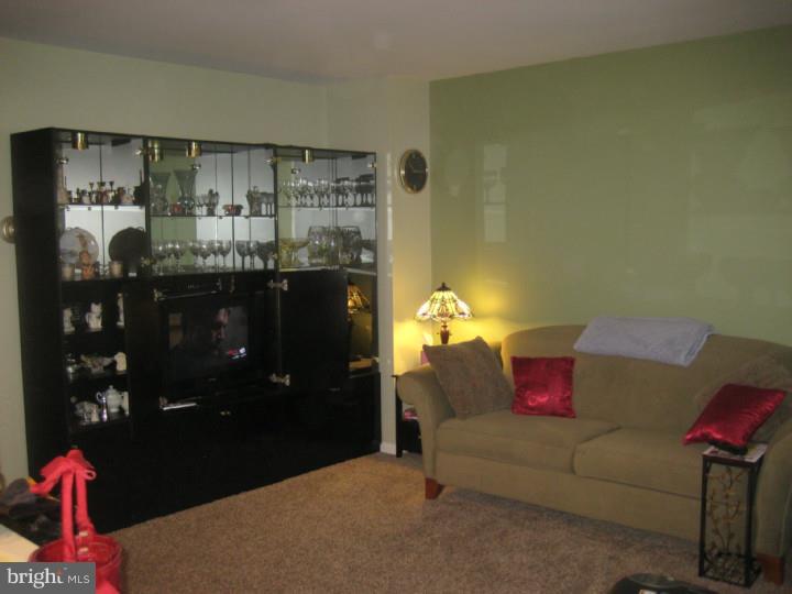 3216 Rhett Road Philadelphia, PA 19154 - Photo 2 of 24 Living Room