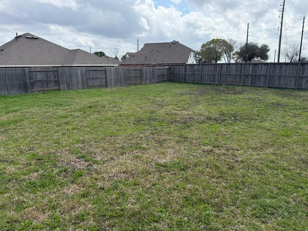 a view of a back yard