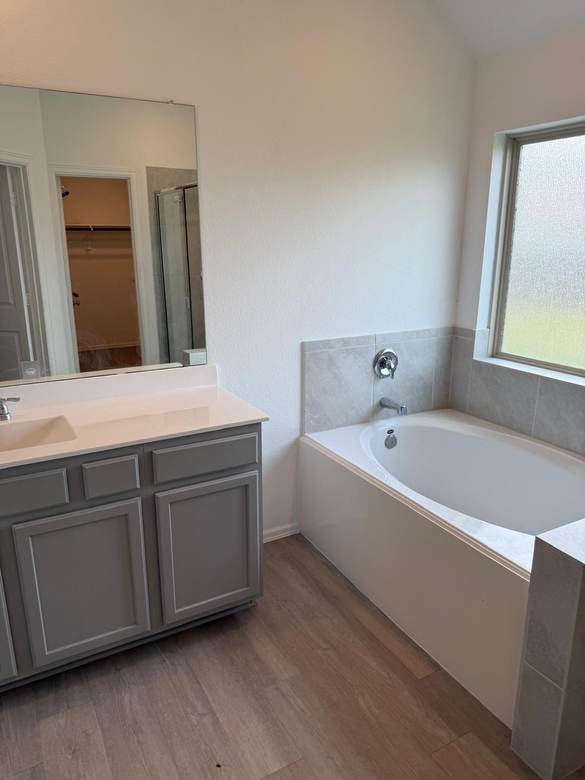 5335 Winding Strm Drive Rosenberg, TX 77469 - Photo 9 of 26 a bathroom with a bathtub sink and mirror