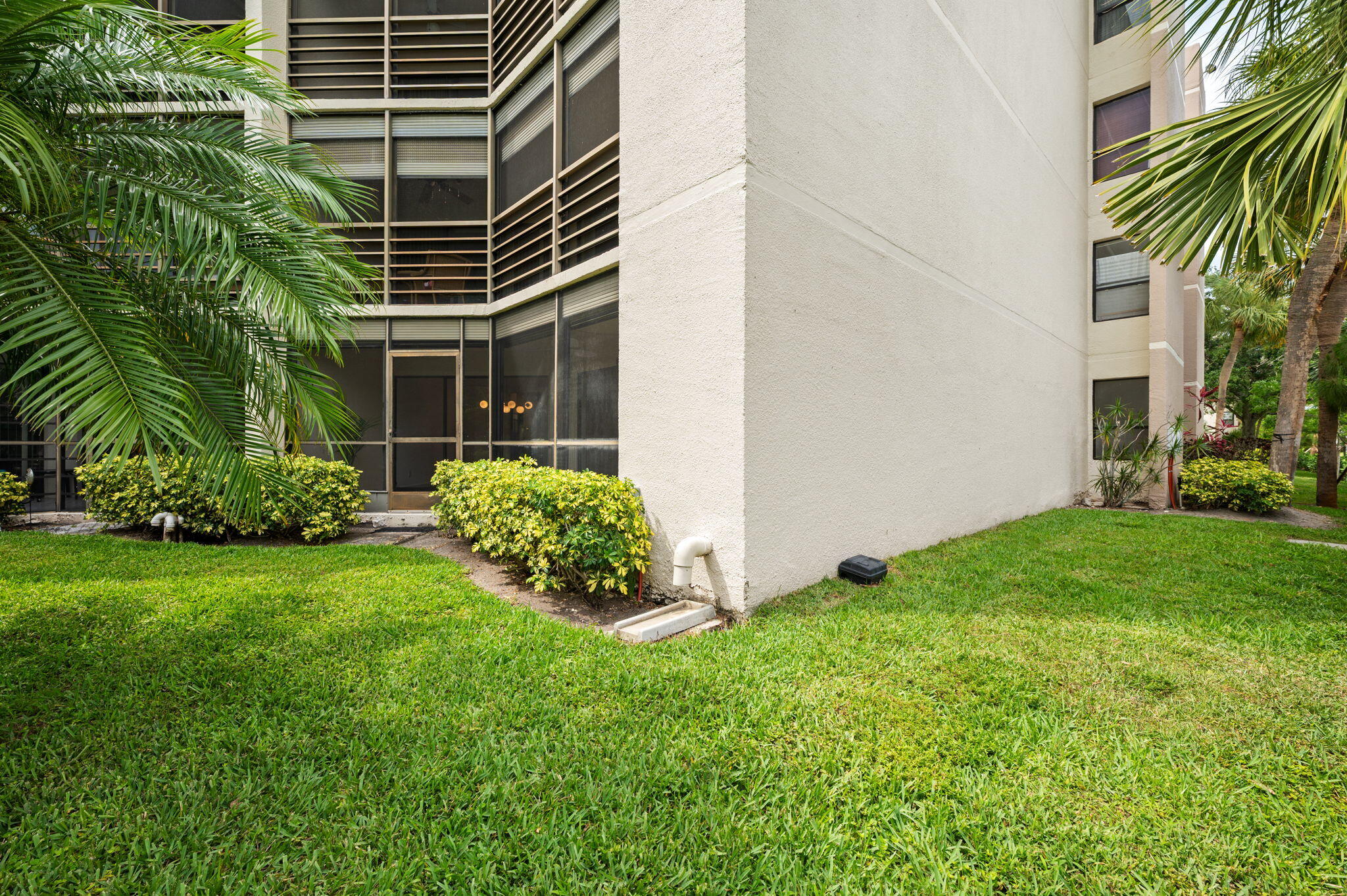 5701 Camino Del Sol, Unit 104 Boca Raton, FL 33433 - Photo 27 of 34 backyard