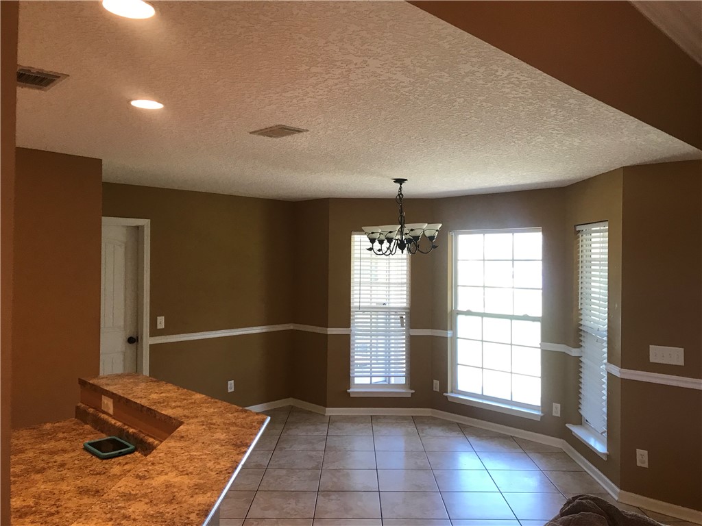 128 Avondale Road Brunswick, GA 31523 - Photo 6 of 12 BREAKFAST BAR & DINING AREA