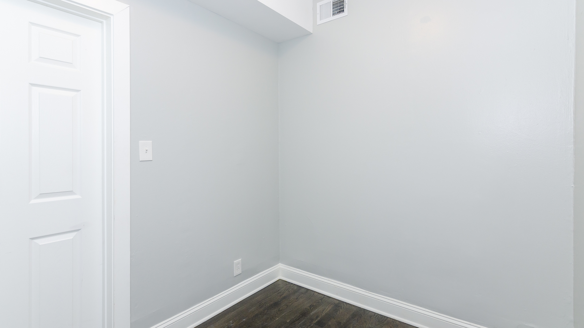 2049 West Coulter Street, Unit 1R Chicago, IL 60608 - Photo 8 of 10 a small space with wooden floor