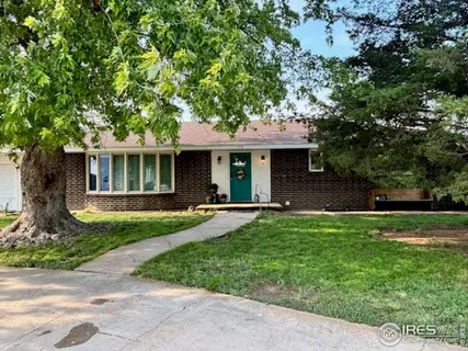 a view of a yard in front of house