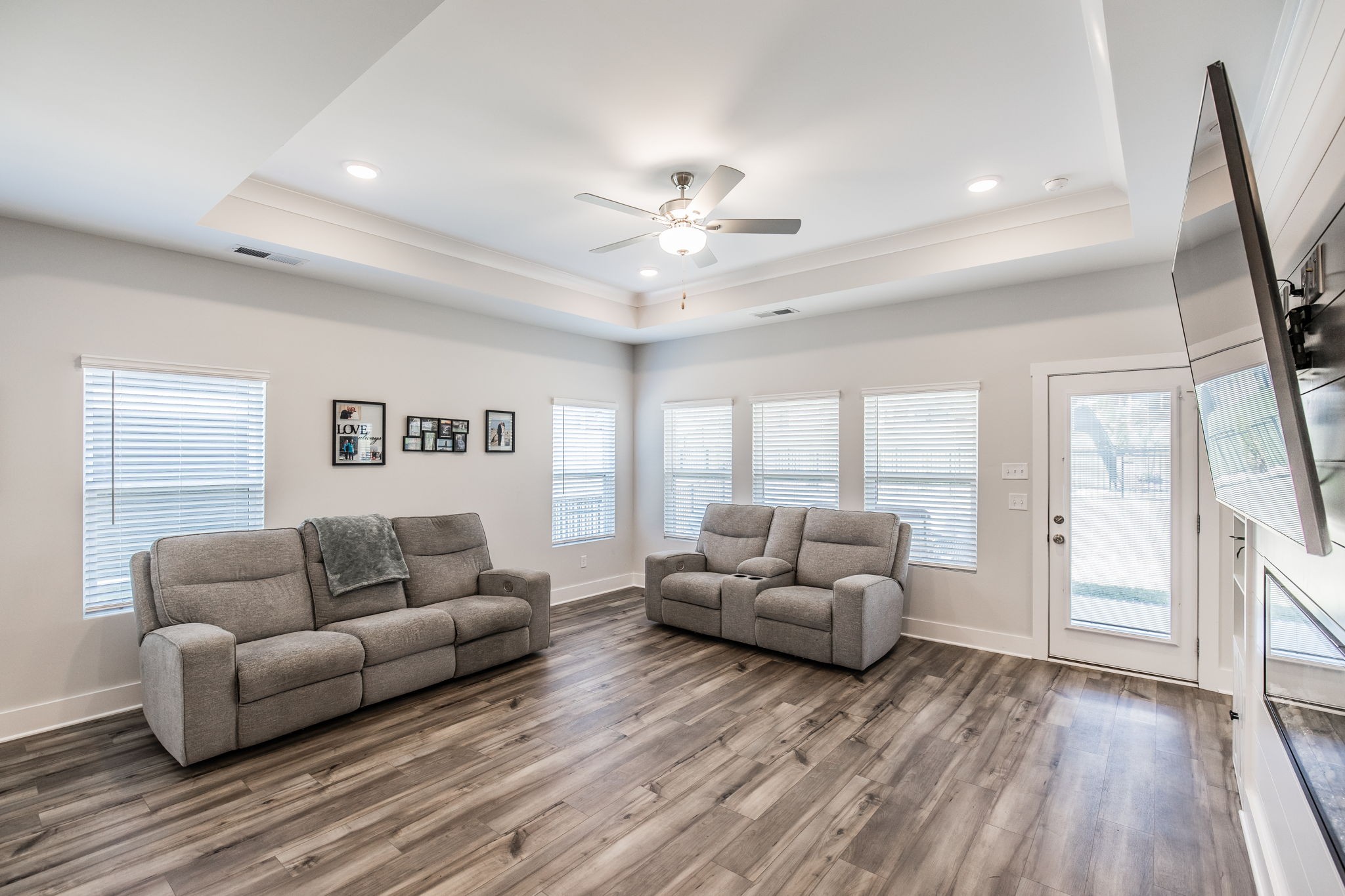 137 Cavalcade Loop Gallatin, TN 37066 - Photo 20 of 57 a living room with furniture and a large window