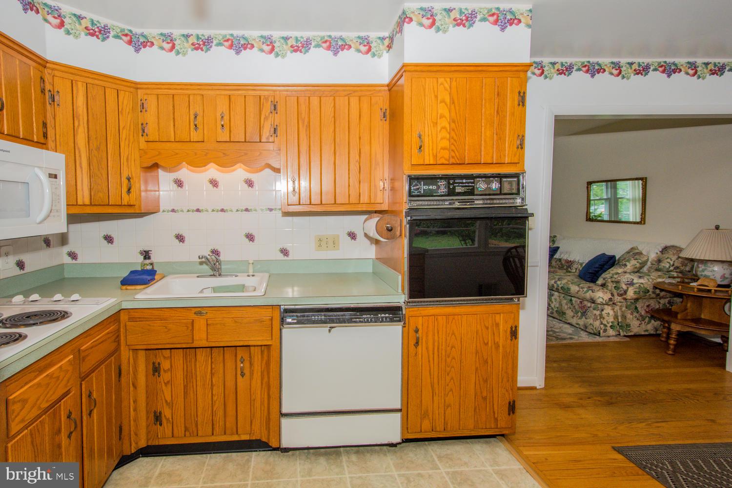 13 Sheridan Road Arnold, MD 21012 - Photo 5 of 37 Cook top , built in microwave and wall oven