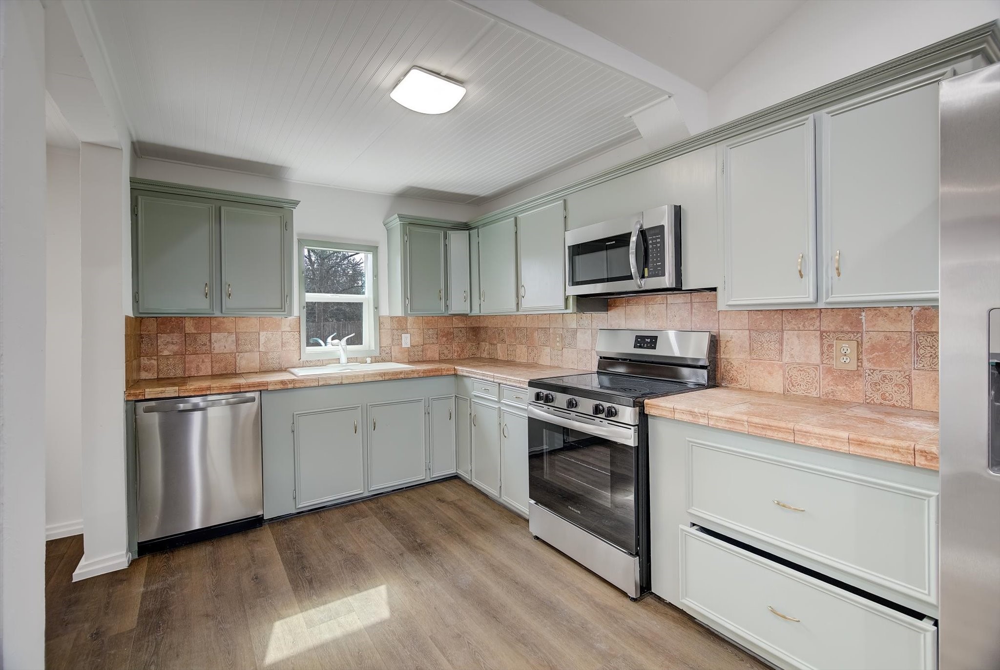 158 North 7th Street Trinity, TX 75862 - Photo 12 of 40 All new stainless steel appliances