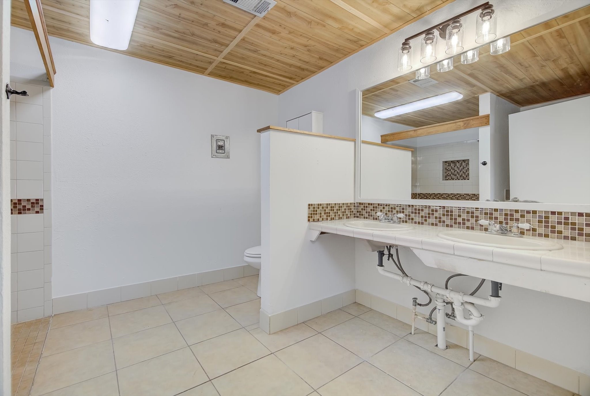 158 North 7th Street Trinity, TX 75862 - Photo 27 of 40 Secondary bath