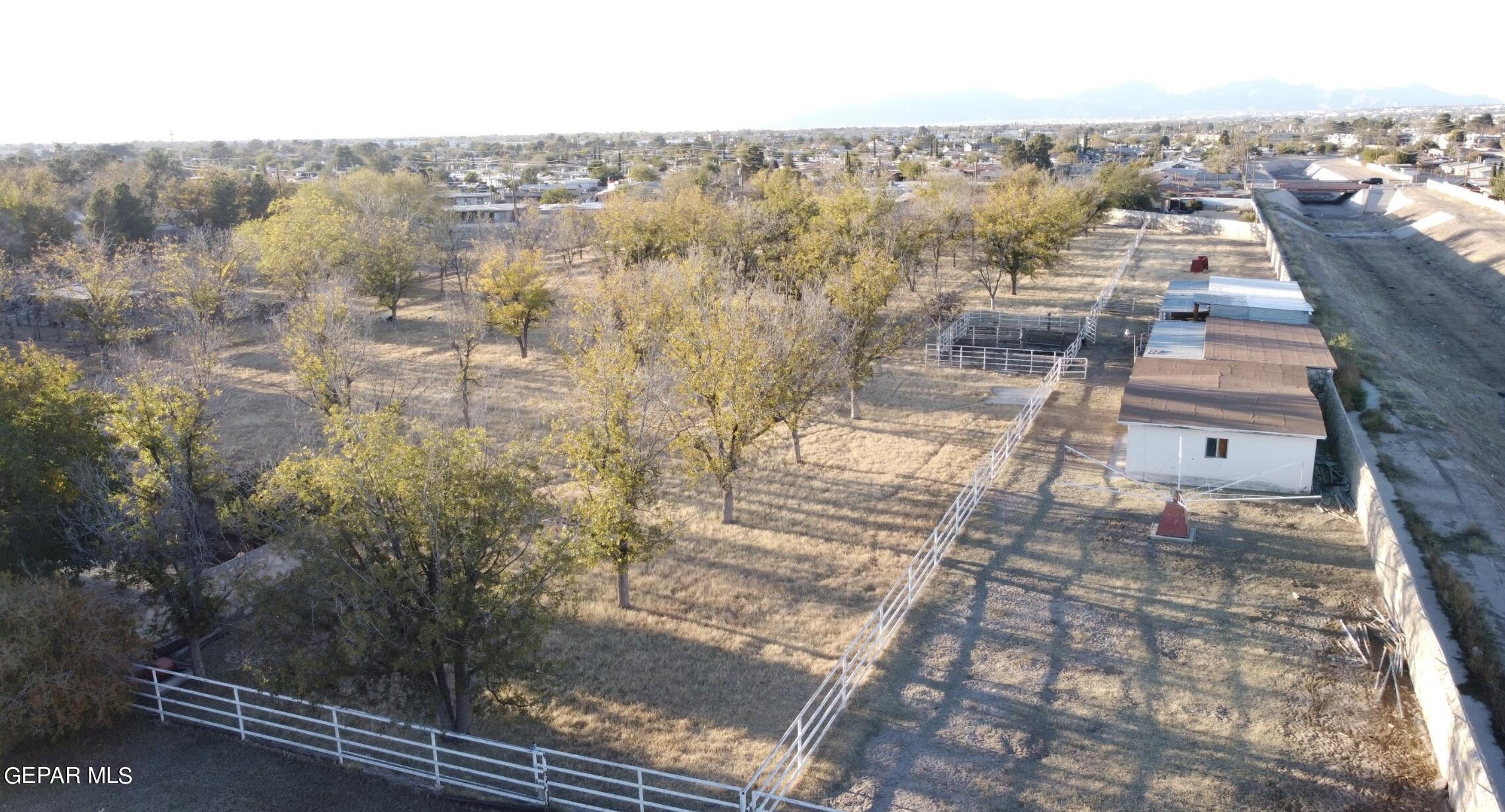 875 Le Barron Road El Paso, TX 79907 - Photo 3 of 15