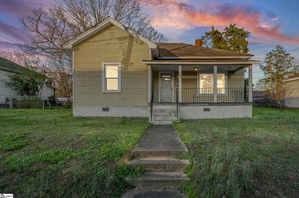 $125,000 | 38 South Greenwood Avenue, Ware Shoals, SC 29692