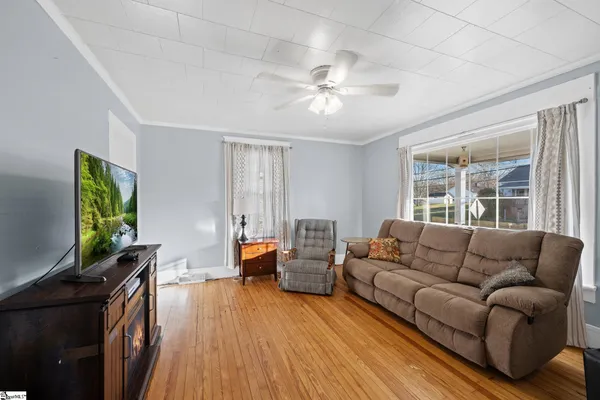 $125,000 | 38 South Greenwood Avenue, Ware Shoals, SC 29692