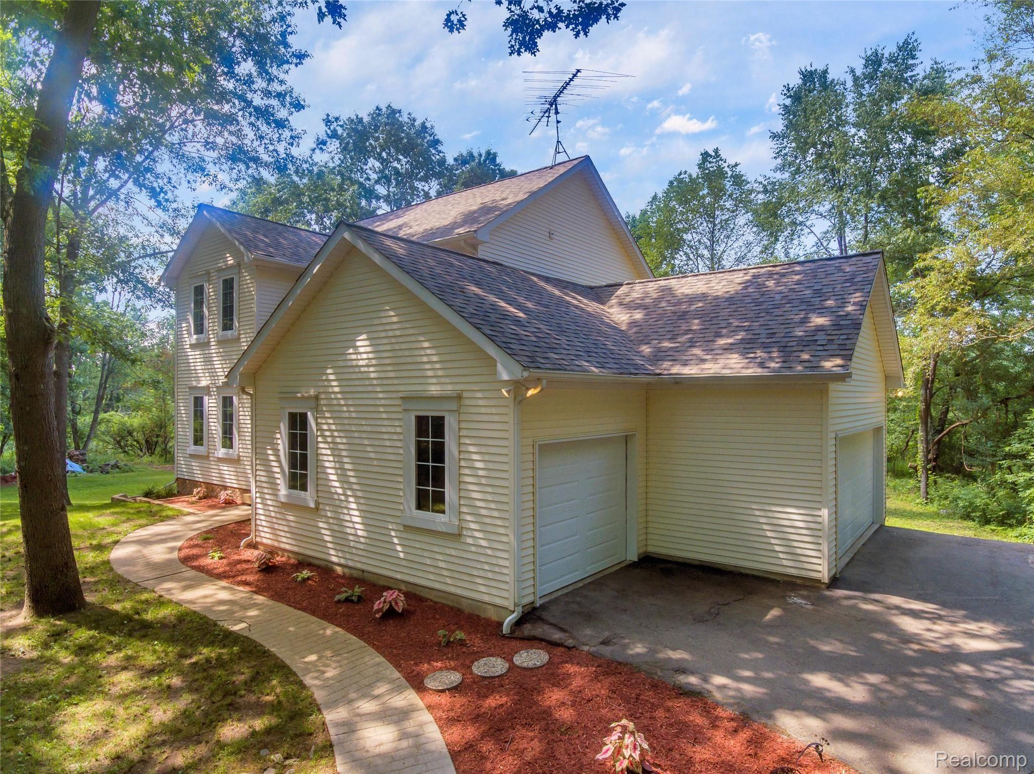 3030 West Allen Road Howell, MI 48855 - Photo 46 of 58 3030 West Allen Drive - HD Drone Photography-45.jpg
