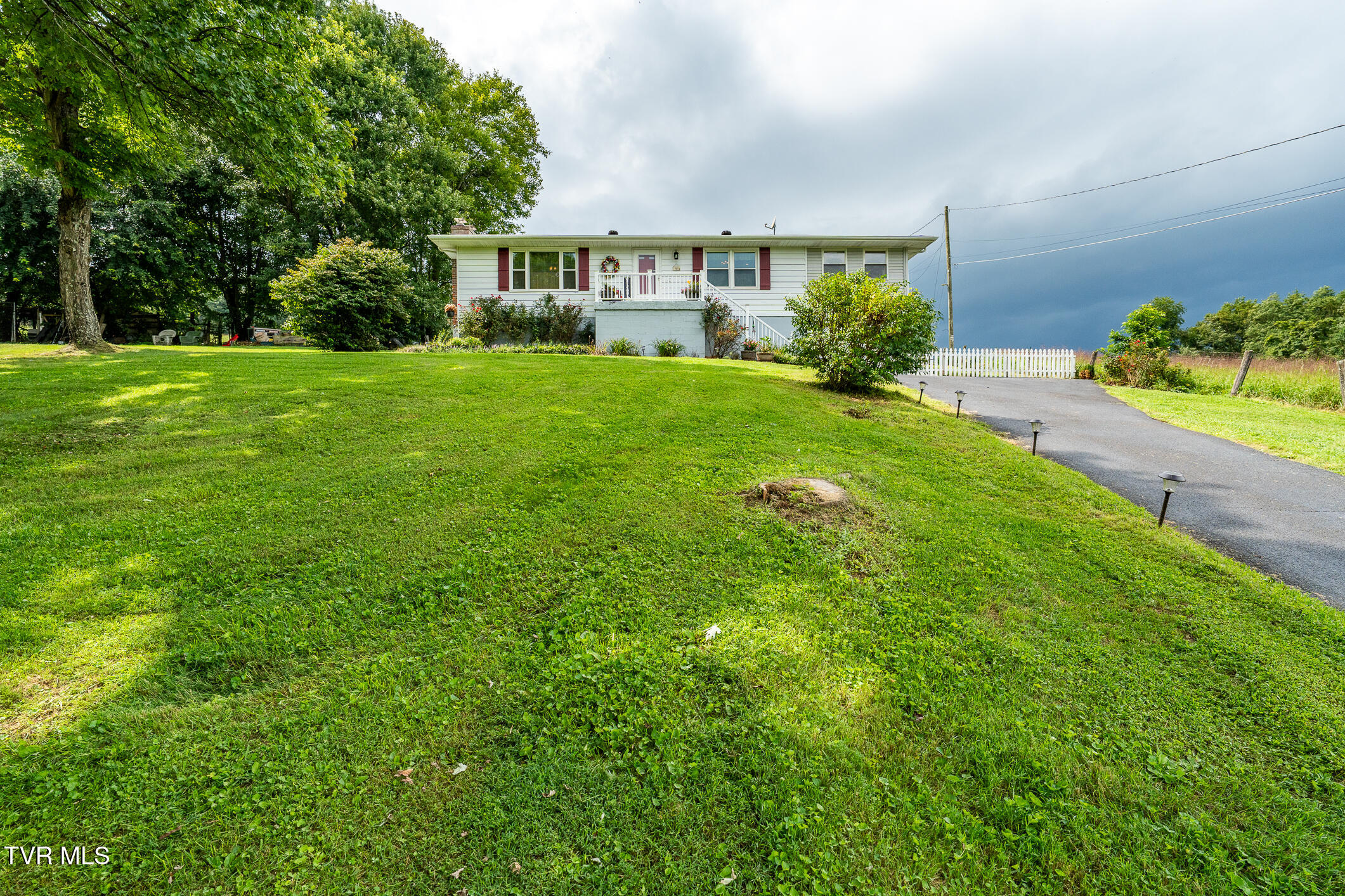 8589 Reedy Creek Road Bristol, VA 24202 - Photo 3 of 37 8589 Reedy Creek Rd (2 of 58)