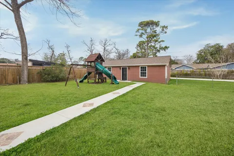 a view of a house with a backyard