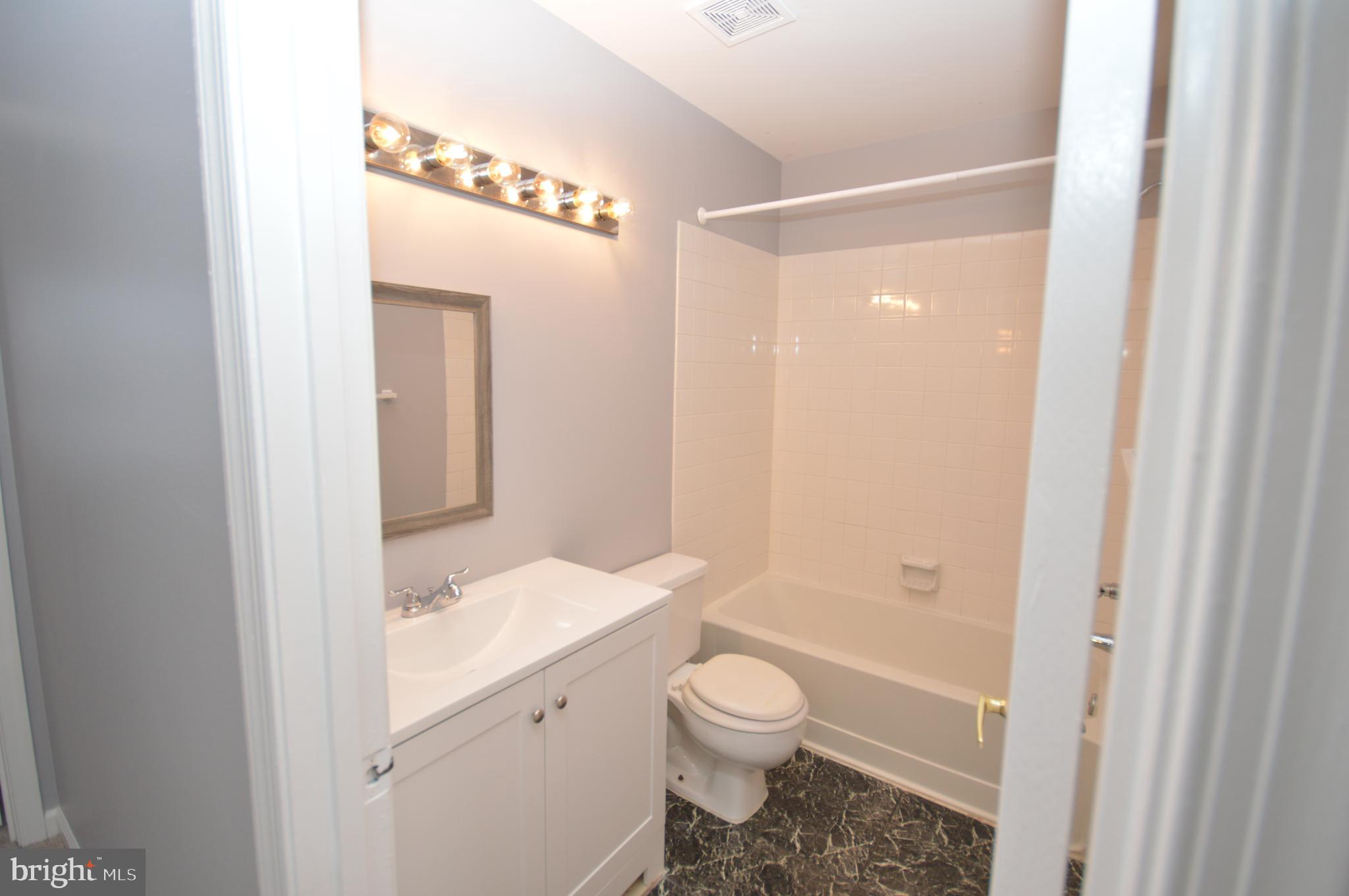 102 Harrogate Road Fredericksburg, VA 22406 - Photo 35 of 41 Hallway bath