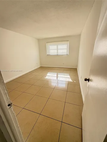 $1,400 | 15201 Northeast 6th Avenue, Unit C104, Miami, FL 33162