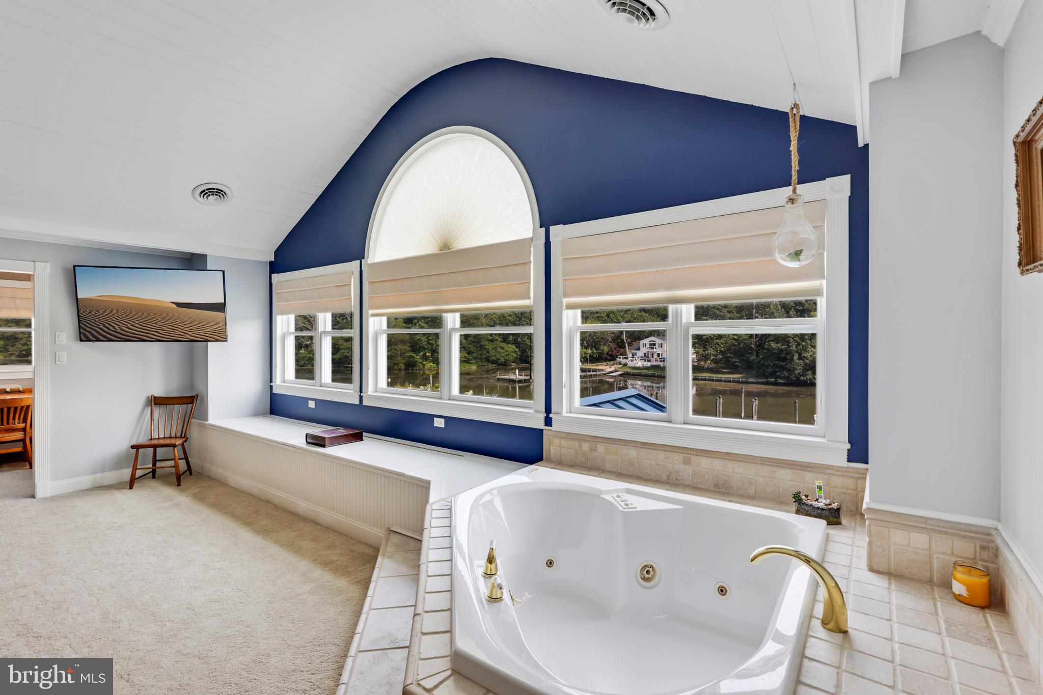 2334 Poplar Road Baltimore, MD 21221 - Photo 29 of 80 Soaking tub in master bedroom