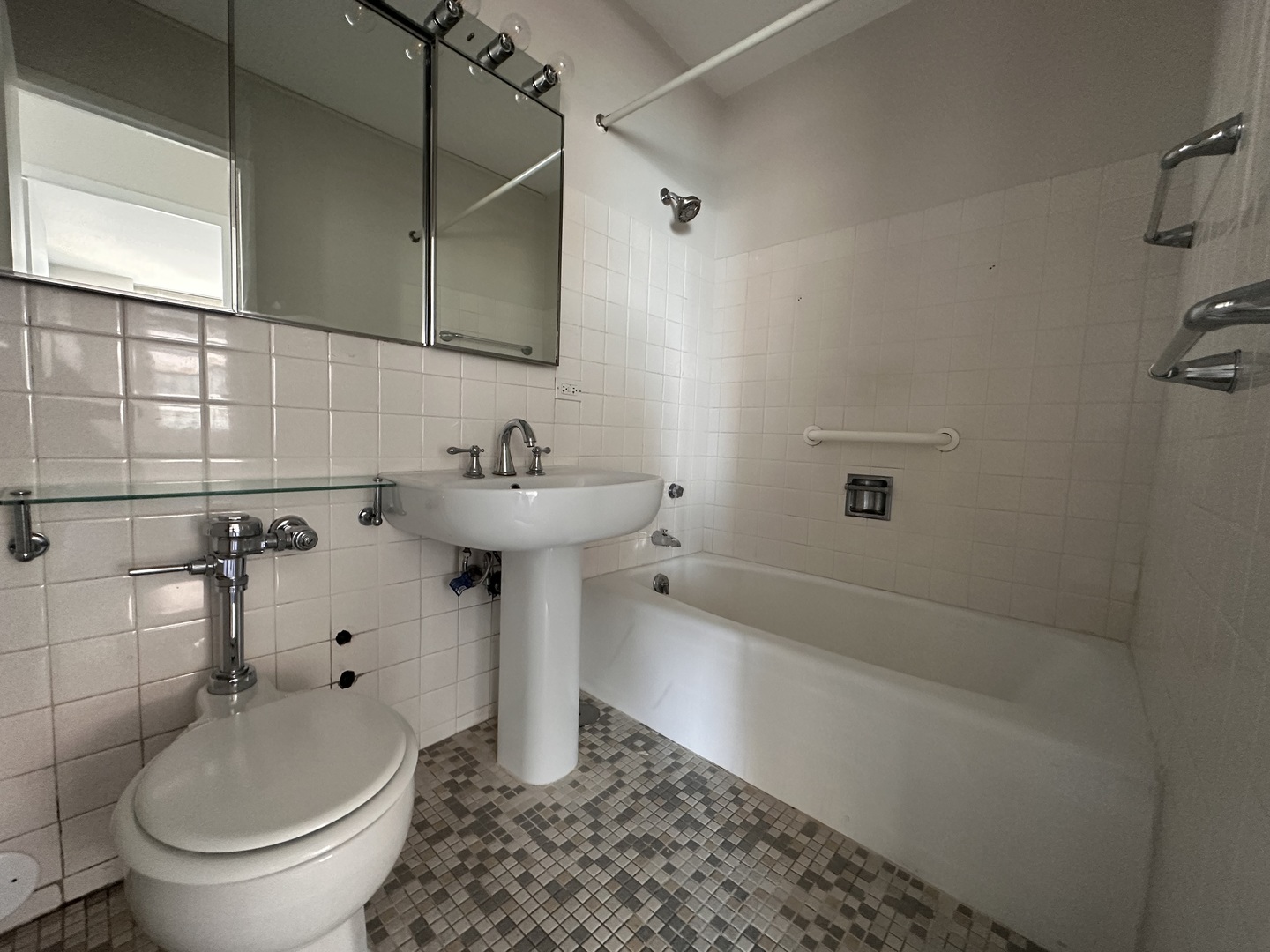5757 North Sheridan Road, Unit 17C Chicago, IL 60660 - Photo 16 of 21