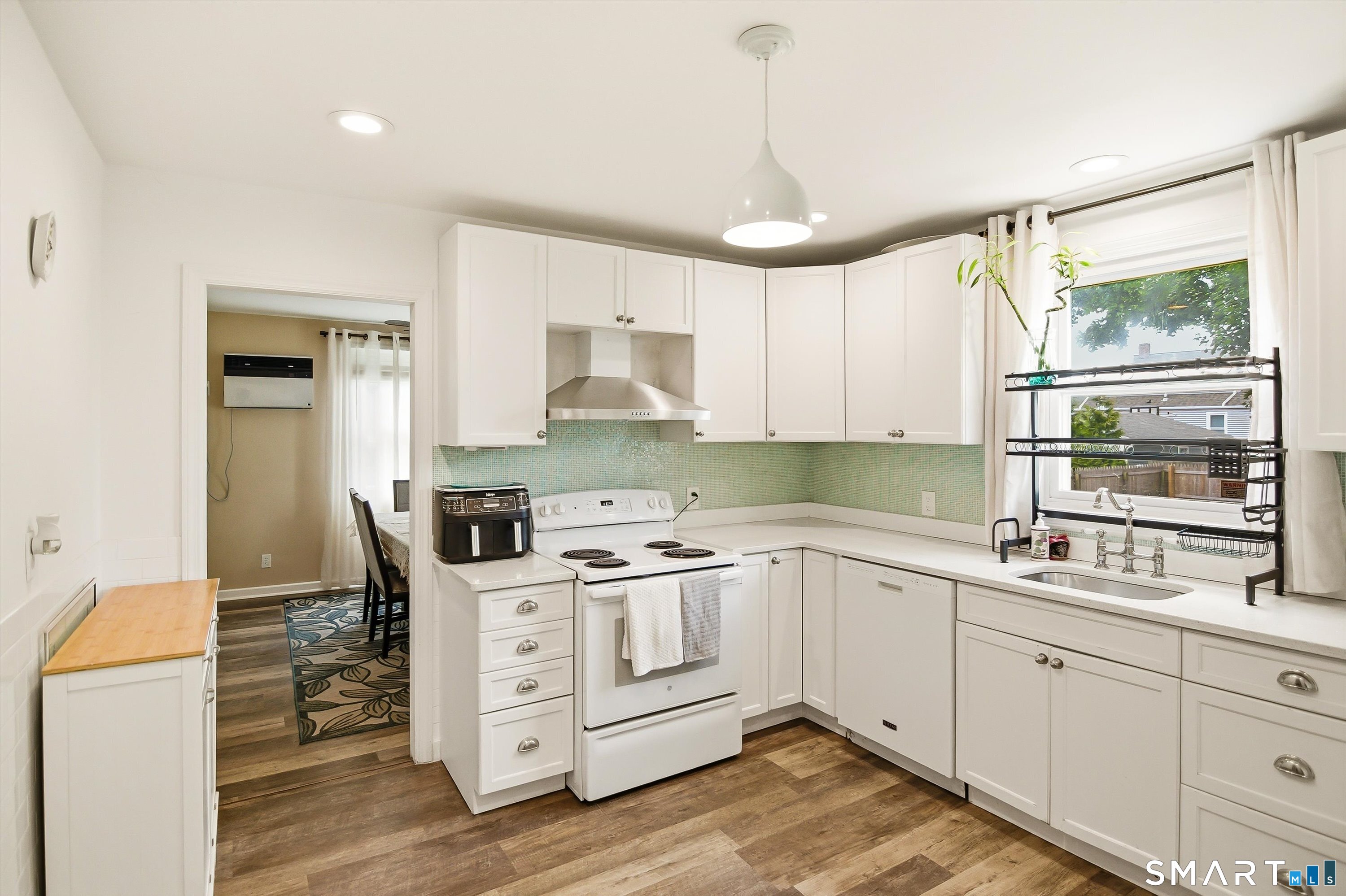 506 Lighthouse Road New Haven, CT 06512 - Photo 11 of 40