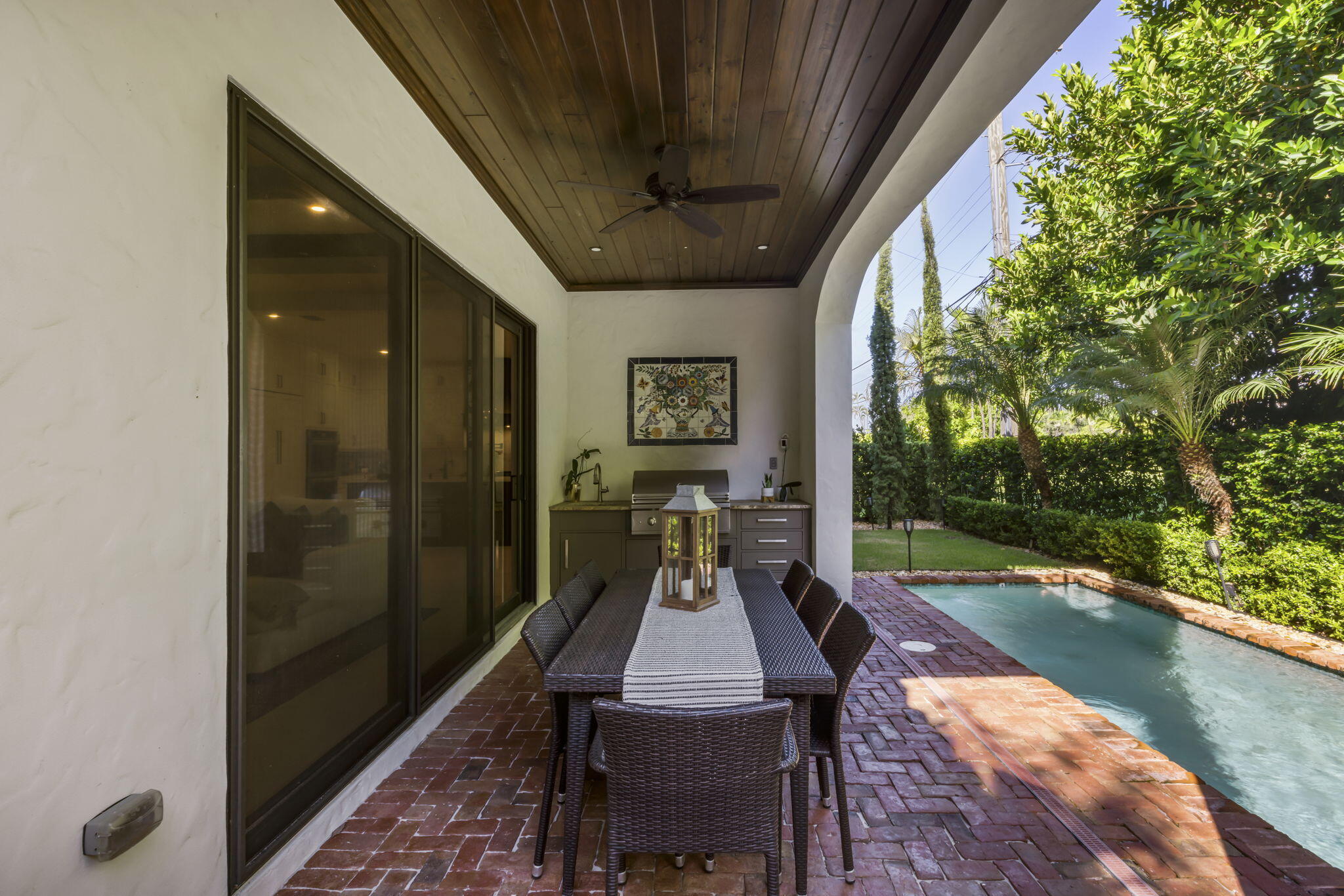 249 Edmor Road West Palm Beach, FL 33405 - Photo 31 of 49 a balcony with table and chairs