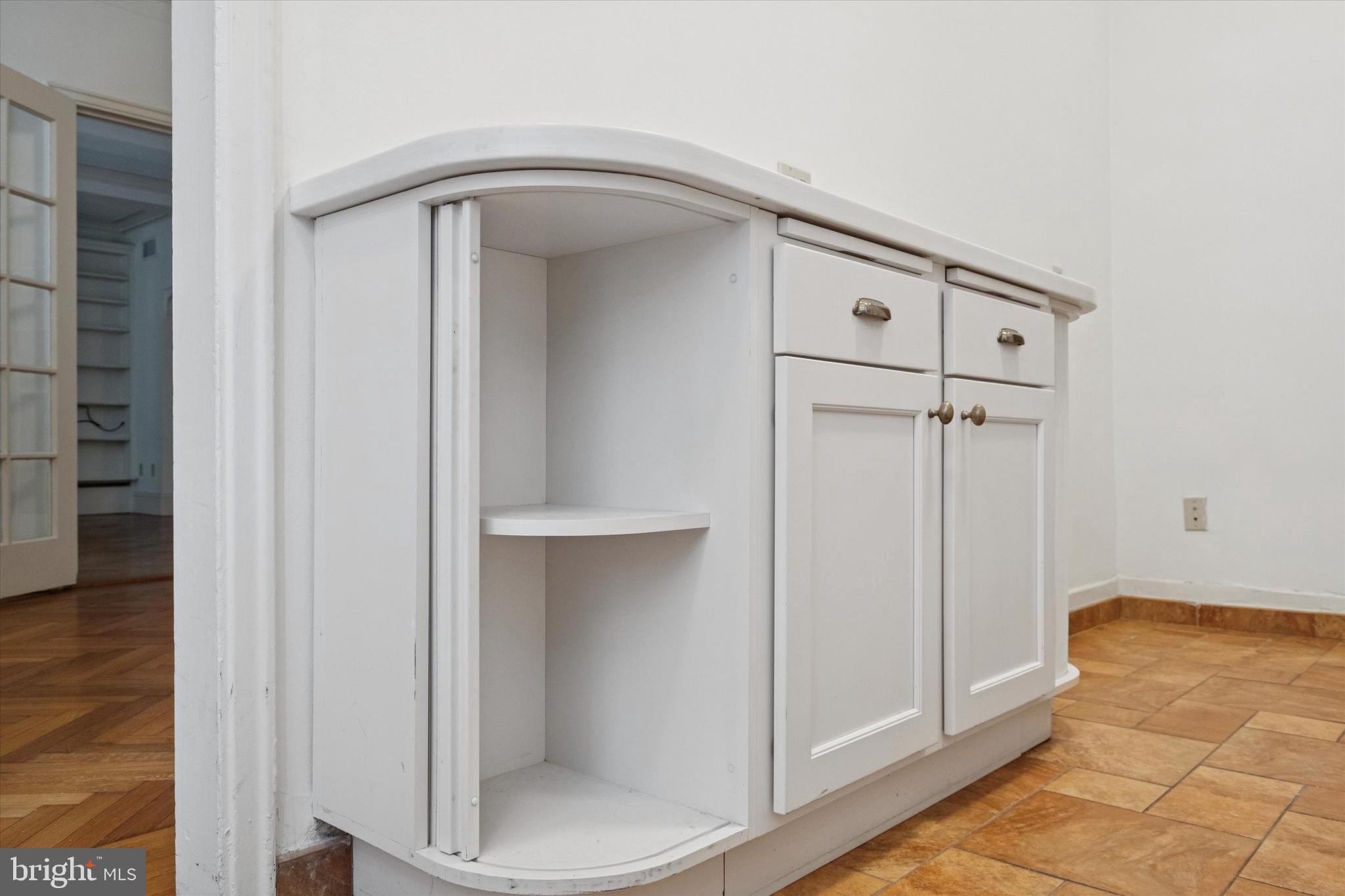 1900-00 Rittenhouse Square, Unit 3C Philadelphia, PA 19103 - Photo 13 of 25 a bathroom with a shower